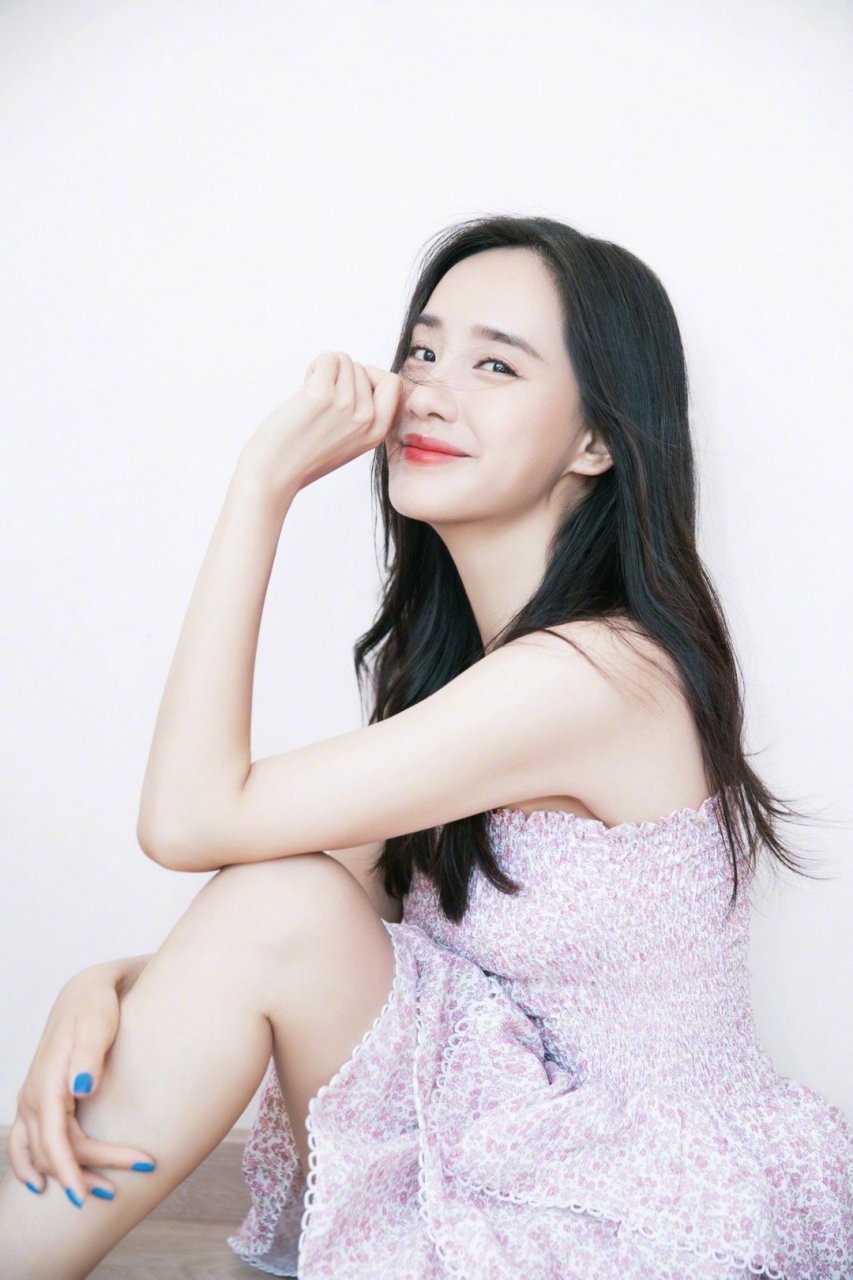 王智的抹胸连衣裙穿搭,甜美也清新