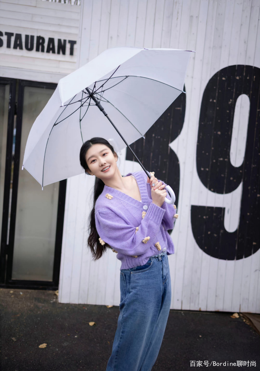 袁雨萱的穿搭带着一些清新活力.