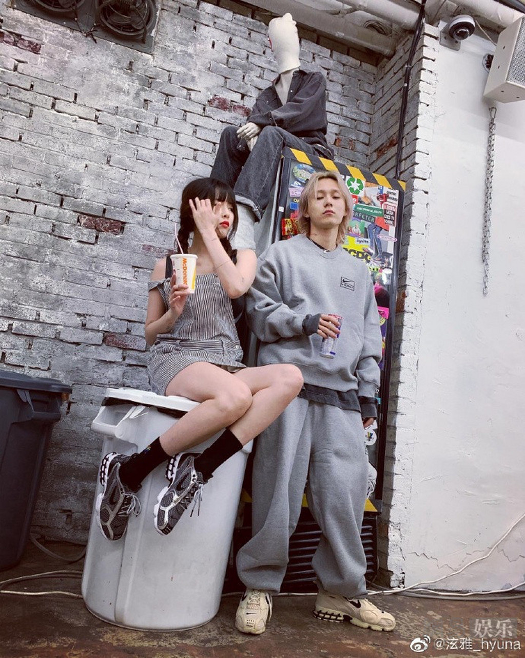 性感女神泫雅与男友甜蜜合影