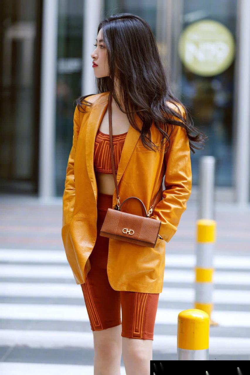 美女朱珠街拍回眸浅笑百媚生