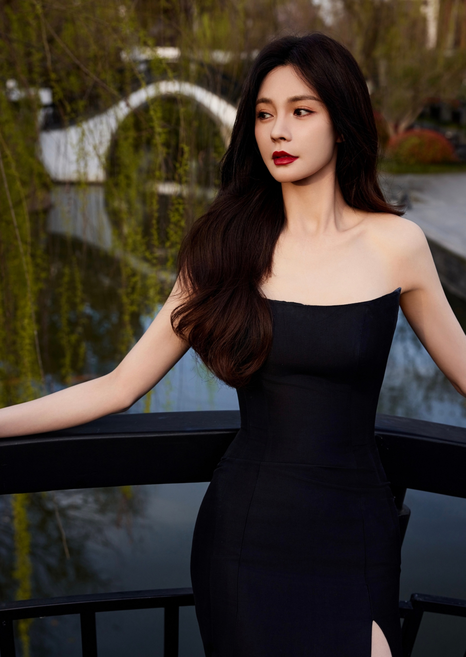 沈梦辰的黑色抹胸裙装.