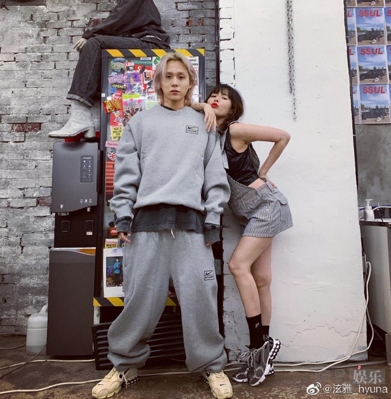 性感女神泫雅与男友甜蜜合影