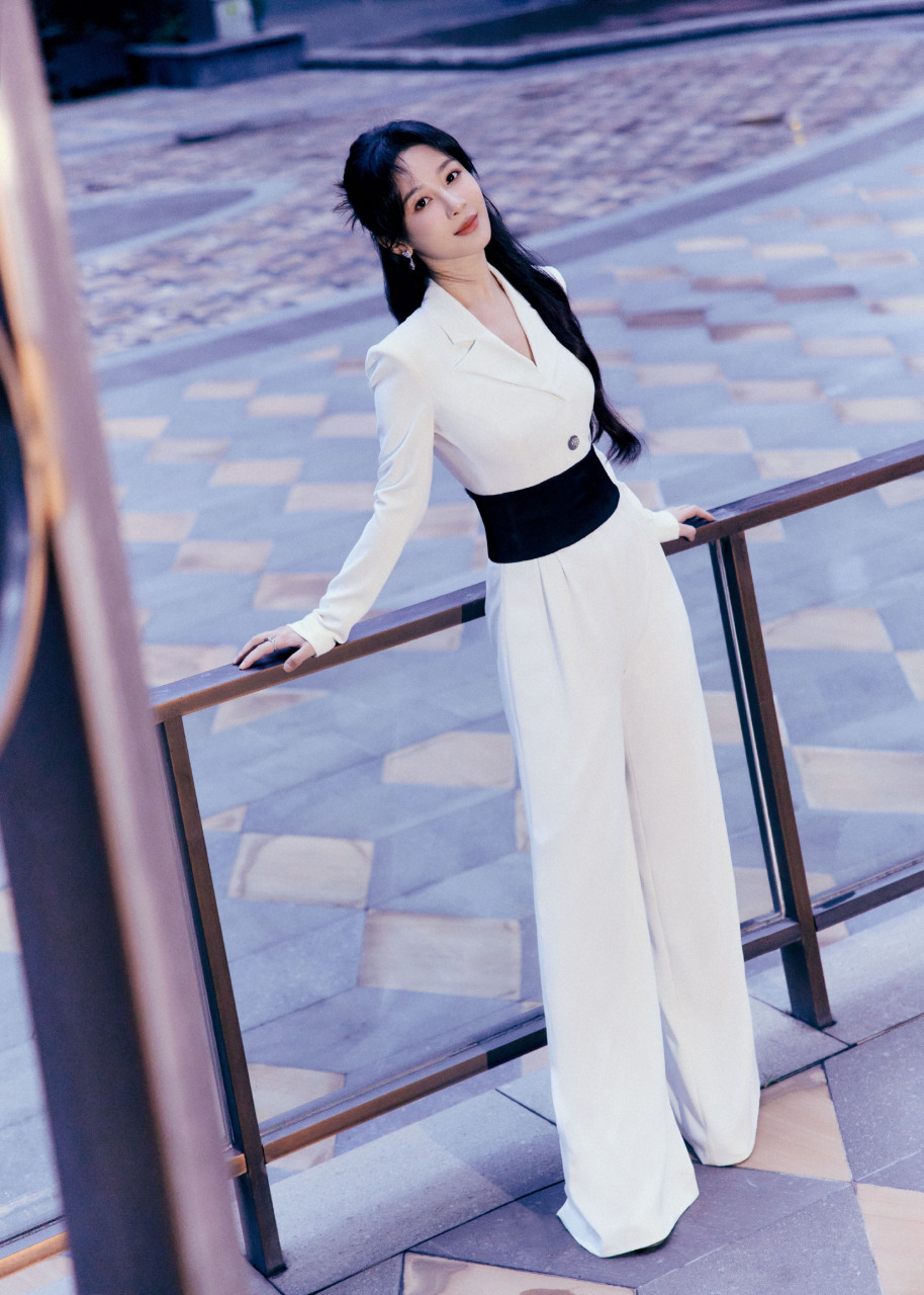 杨紫这一身白色连体套装实在是太好看了,显得杨紫腿又长又细,并且还很