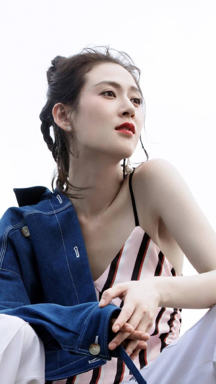 赵柯温婉妩媚尽显女性魅力