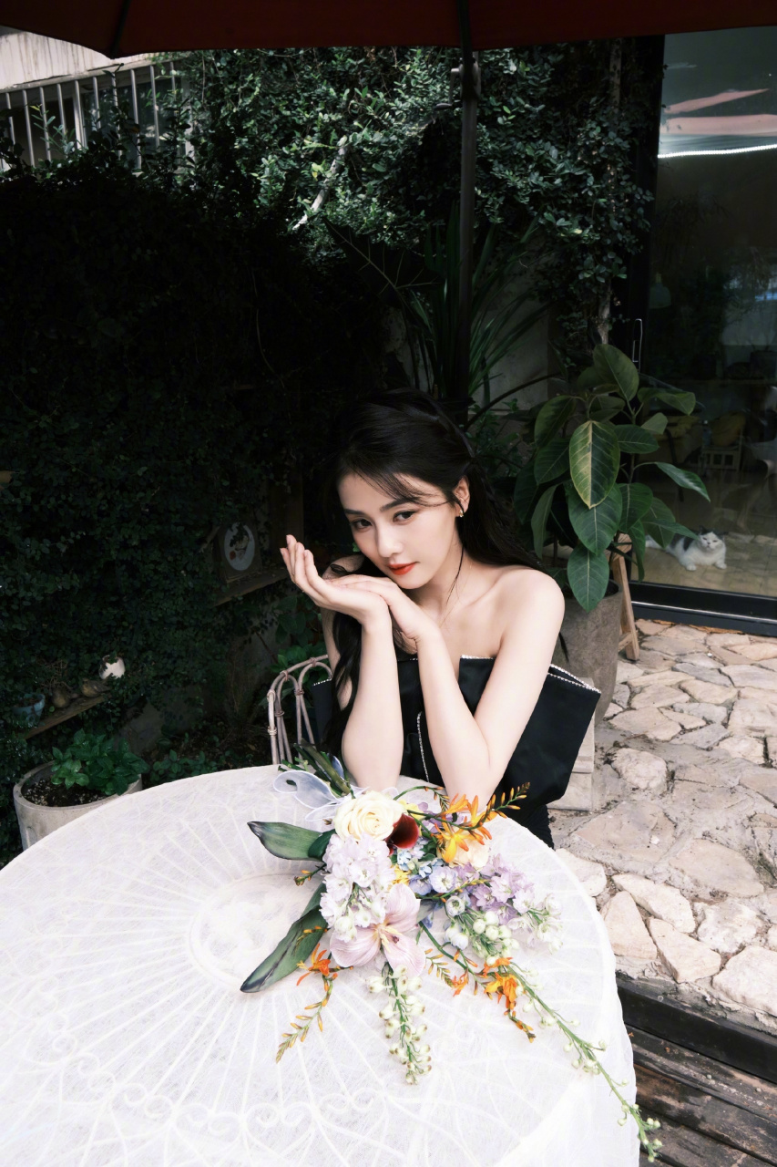 白鹿的黑色抹胸裙,稳重中更添优雅与潮流感