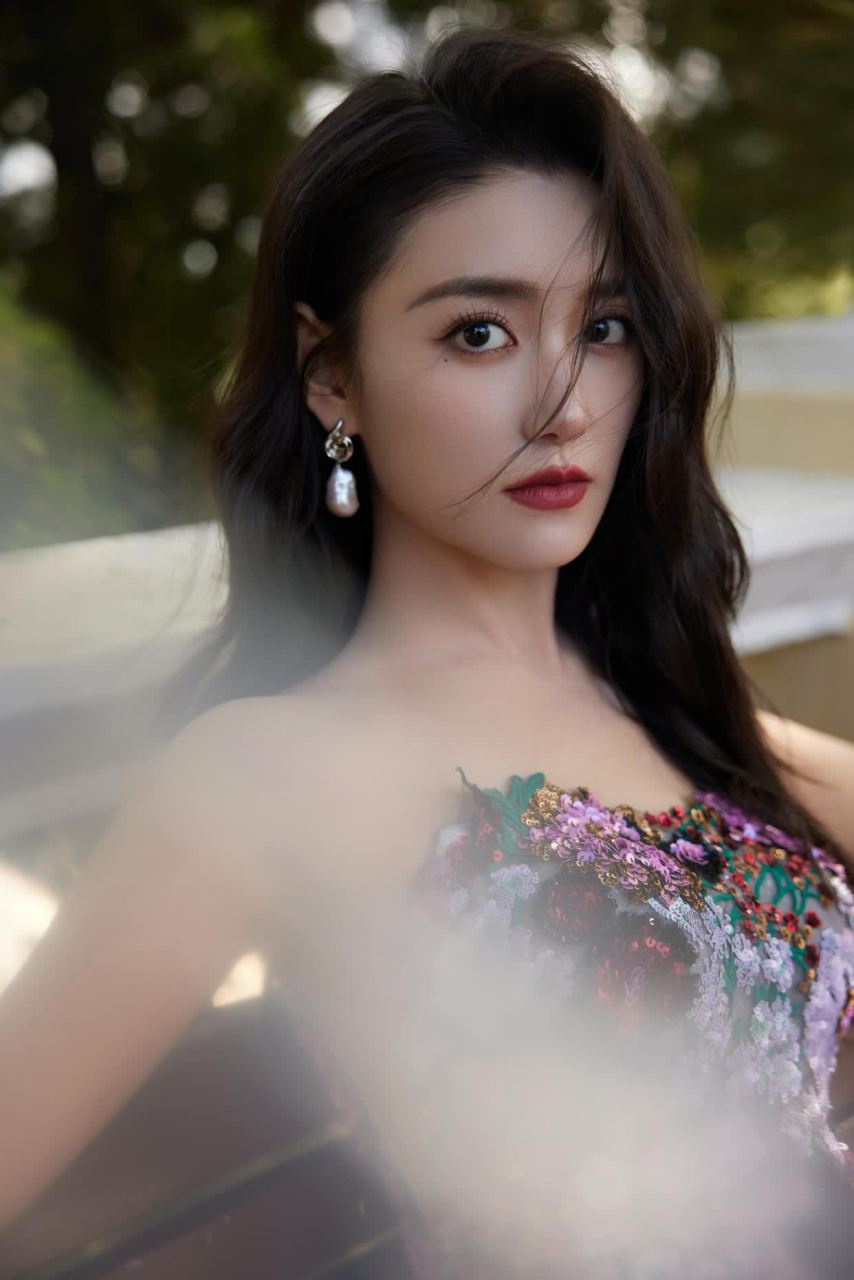 蒋依依如同春日花海,繁花烂漫的抹胸裙映衬出她的迷人气质.