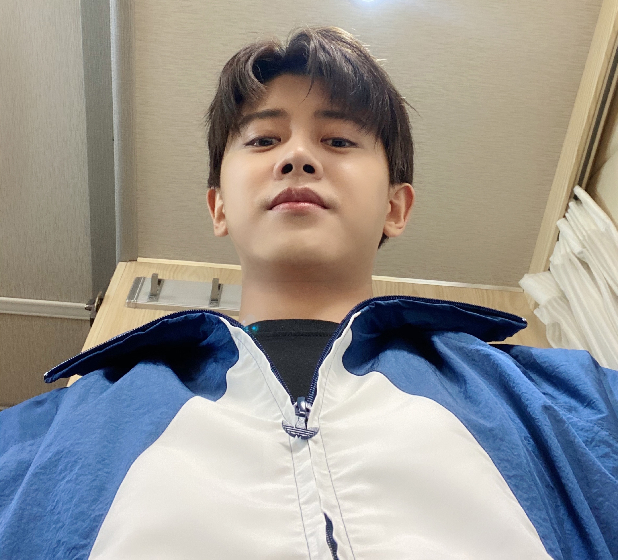 颜值高不高,看看任嘉伦这张自拍照就知道了,五官是太精致了