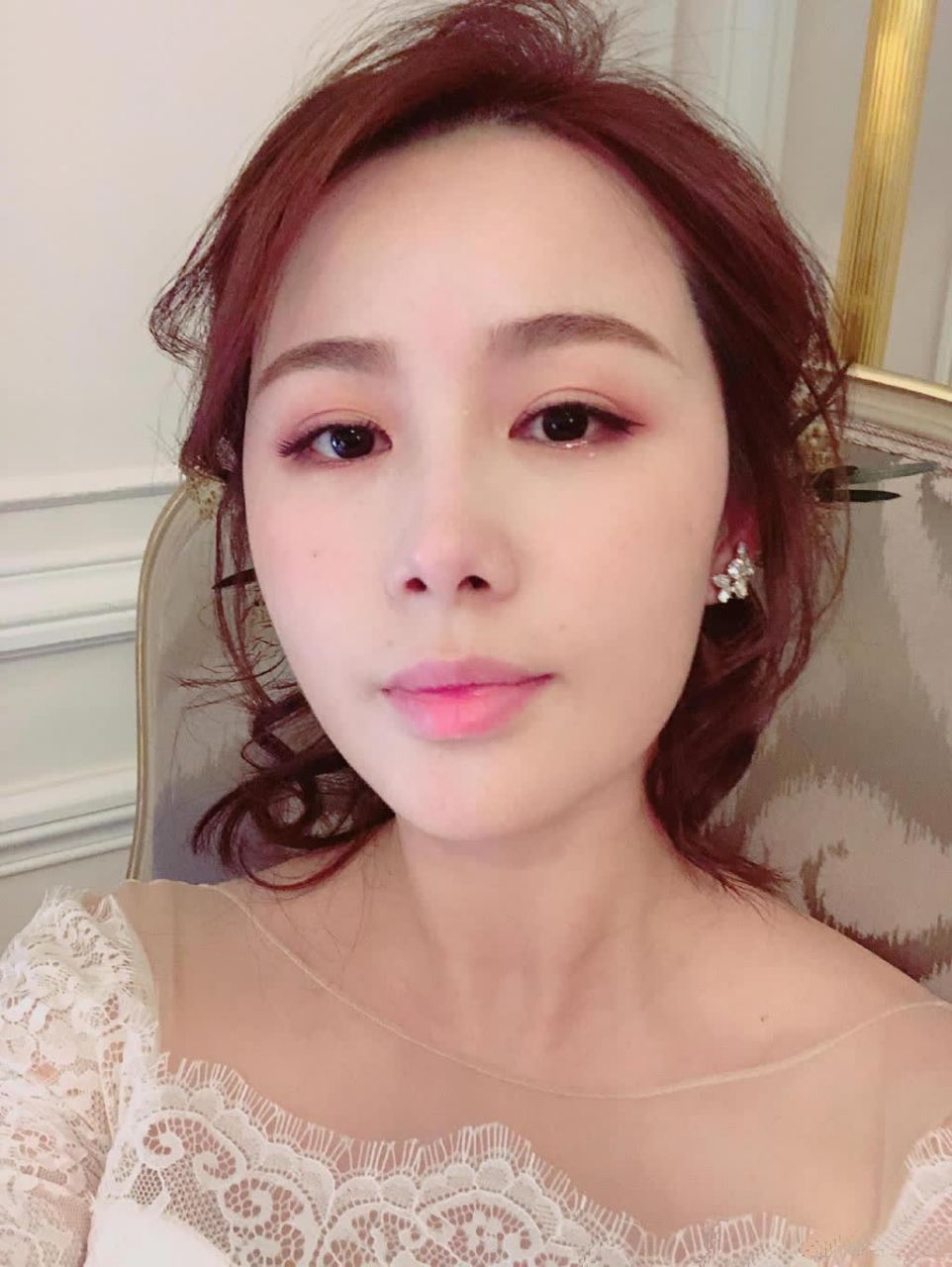 李呈媛美背旅拍蕾丝白裙飘逸别致