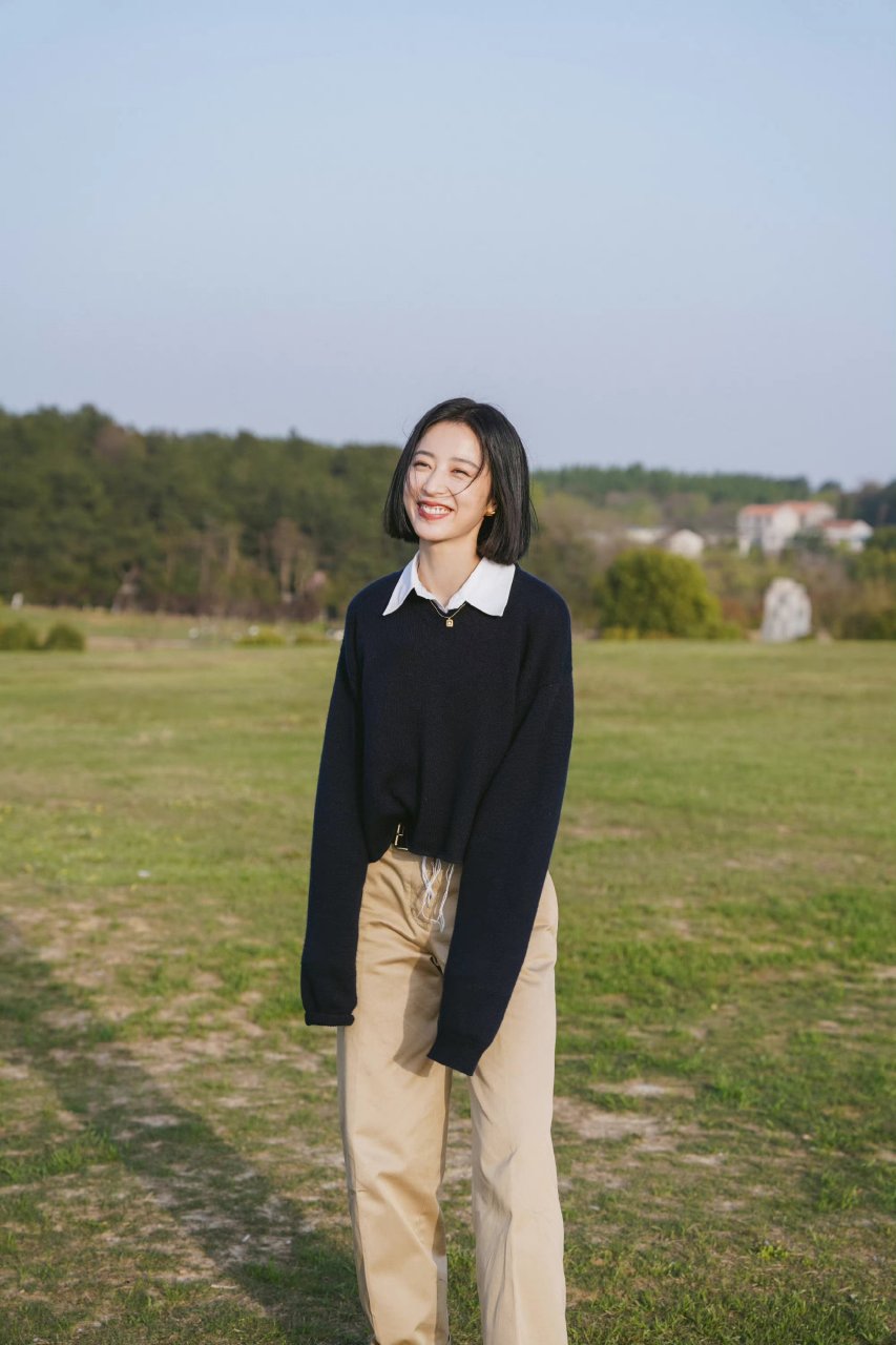 周雨彤的穿搭更显休闲简约.