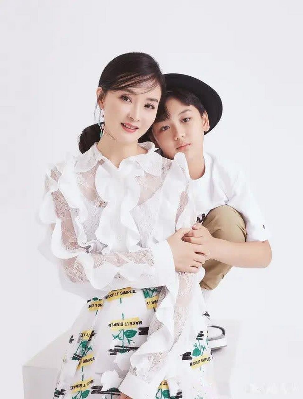 王艳携儿子拍写真