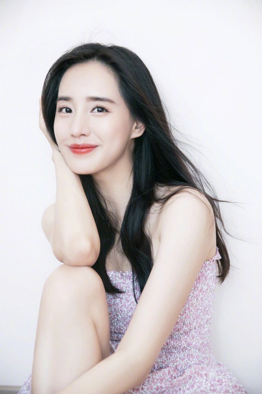 王智的抹胸连衣裙穿搭,甜美也清新