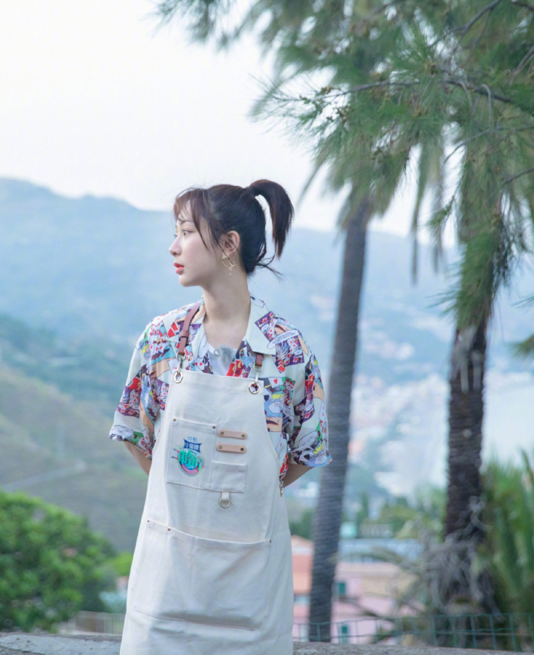 杨紫扎着高马尾小辫子,身穿花色寸衫造型