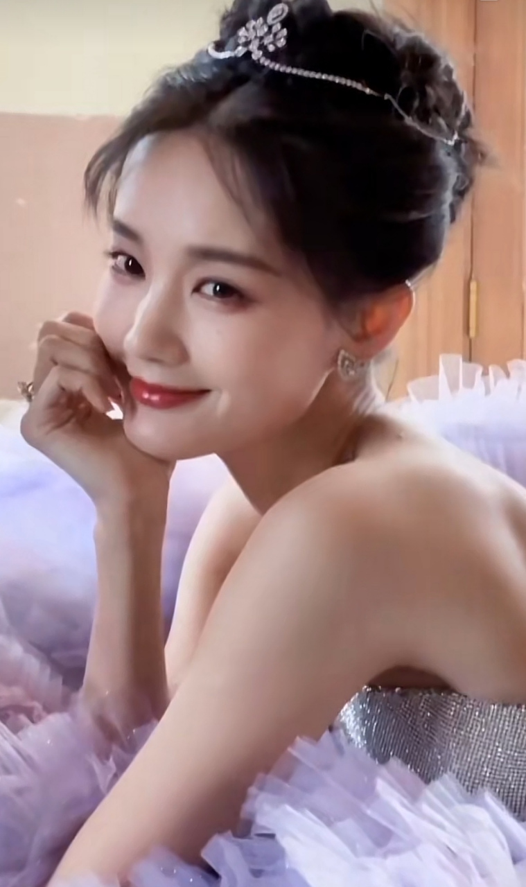 李一桐金晨两位微博之夜红毯造型美爆了!