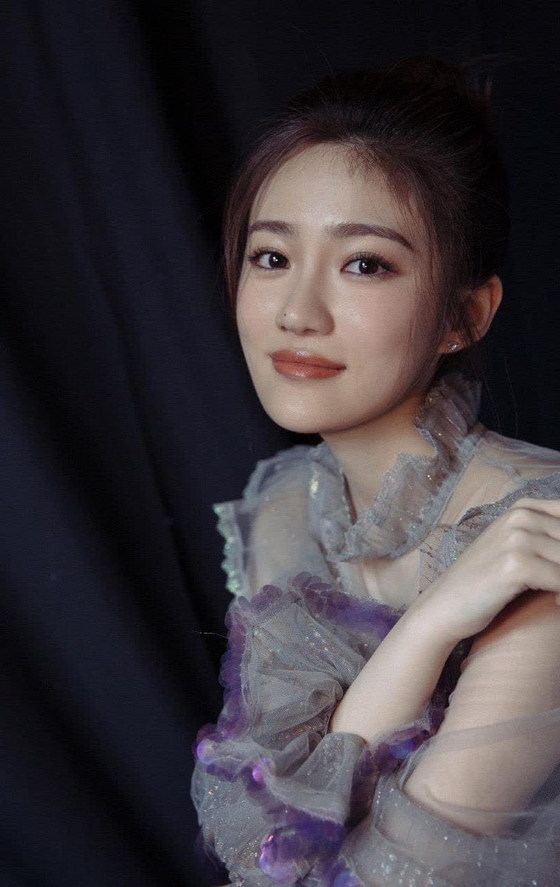 汤梦佳薄纱轻衣魅力无限