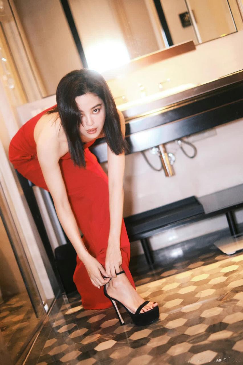 辛芷蕾:黑色厚底一字带包后跟高跟凉鞋