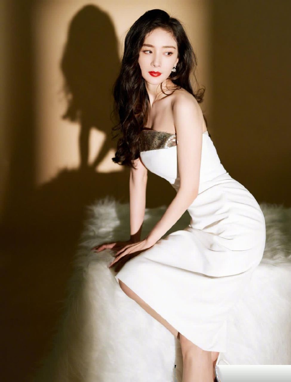 杨幂:银色水钻一字带高跟凉鞋