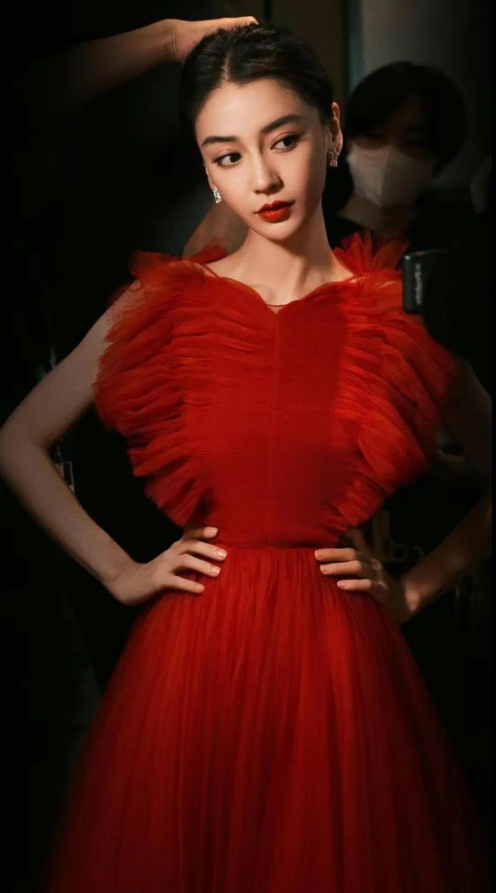 杨颖身穿红色长裙,妖娆妩媚