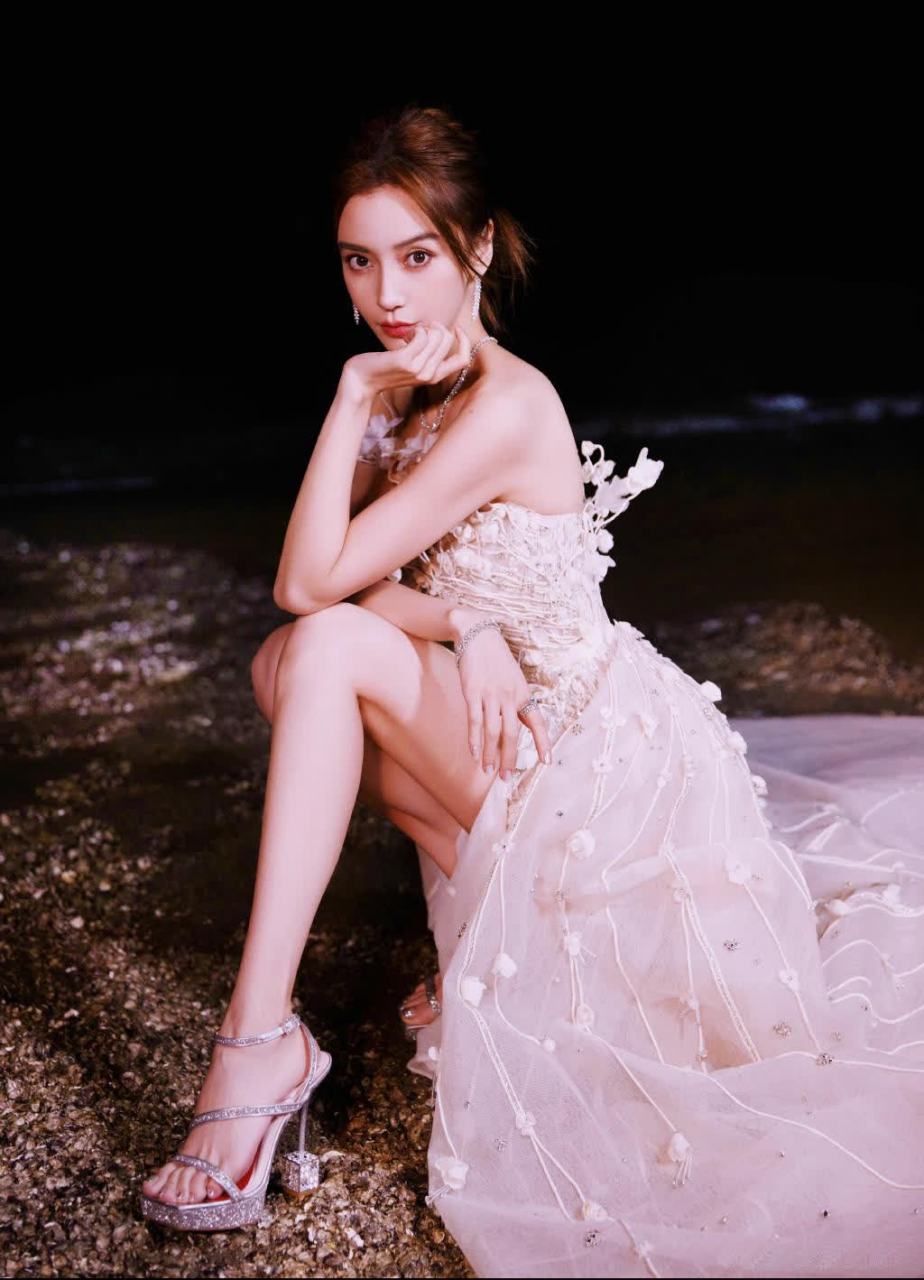 杨颖:银色s绑带高跟凉鞋