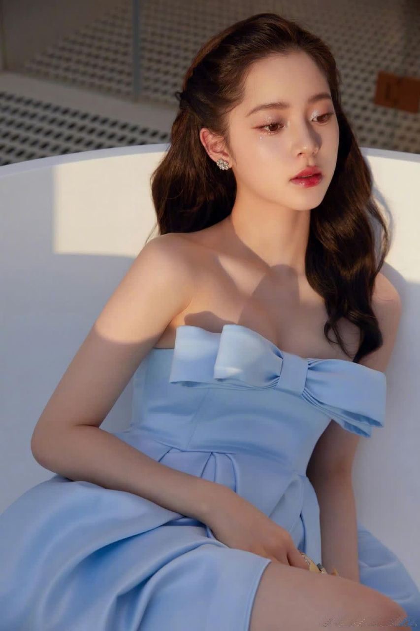 3201 欧阳娜娜的抹胸装让她的胸部显得更加丰满,每一个细节都充满了