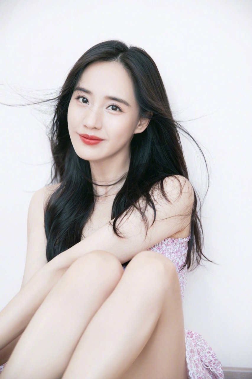 王智的抹胸连衣裙穿搭,甜美也清新