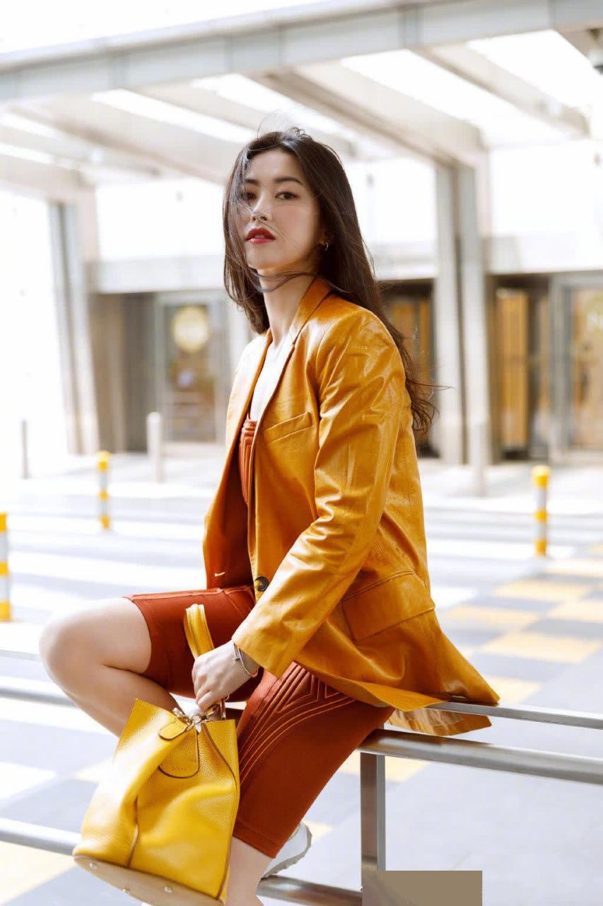 美女朱珠街拍回眸浅笑百媚生