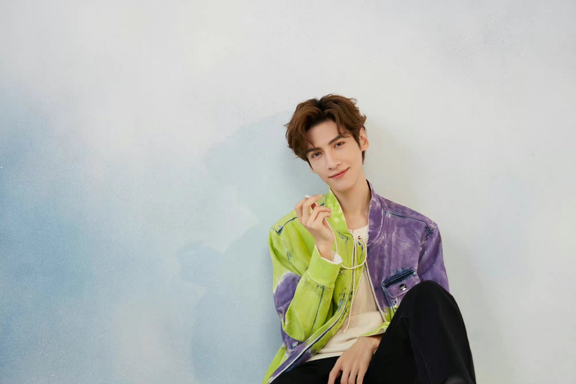 罗云熙的穿搭撞色更添潮范儿.