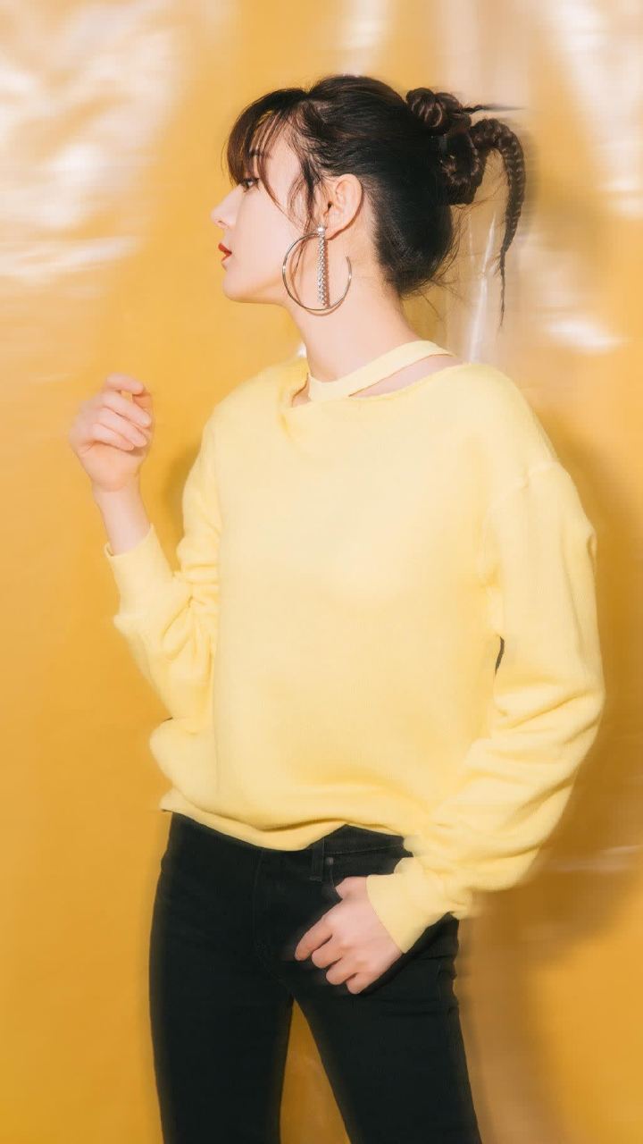 迪丽热巴黄色卫衣空气刘海丸子头图片