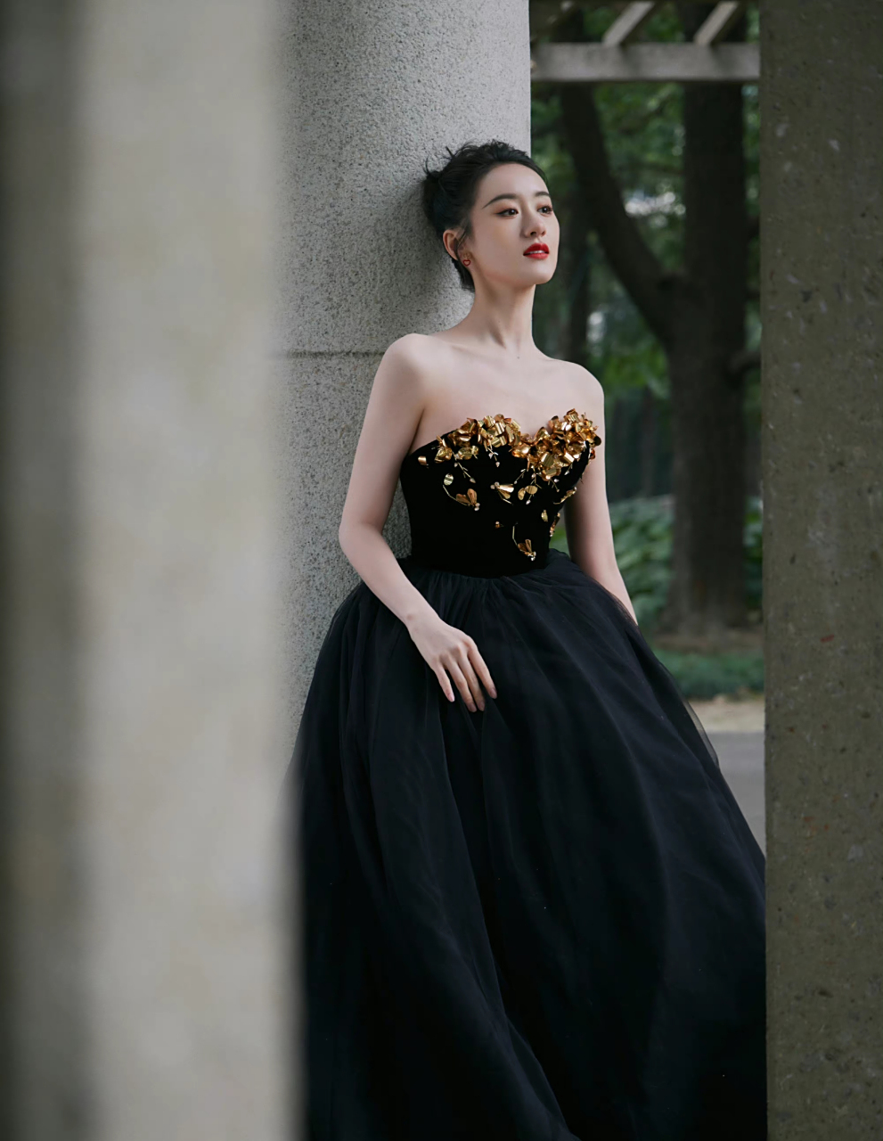 袁冰妍的深色裙装更为优雅.
