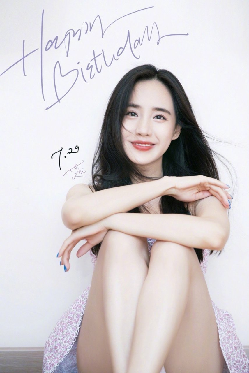 王智的抹胸连衣裙穿搭,甜美也清新