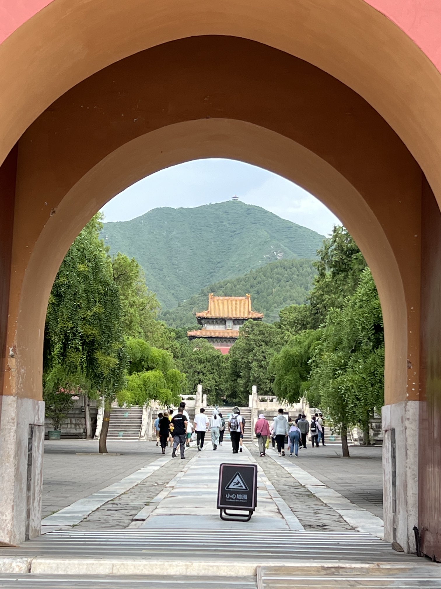 今天是7月7日星期天伯恩斯写道星期天上午参观定陵明代万历皇帝