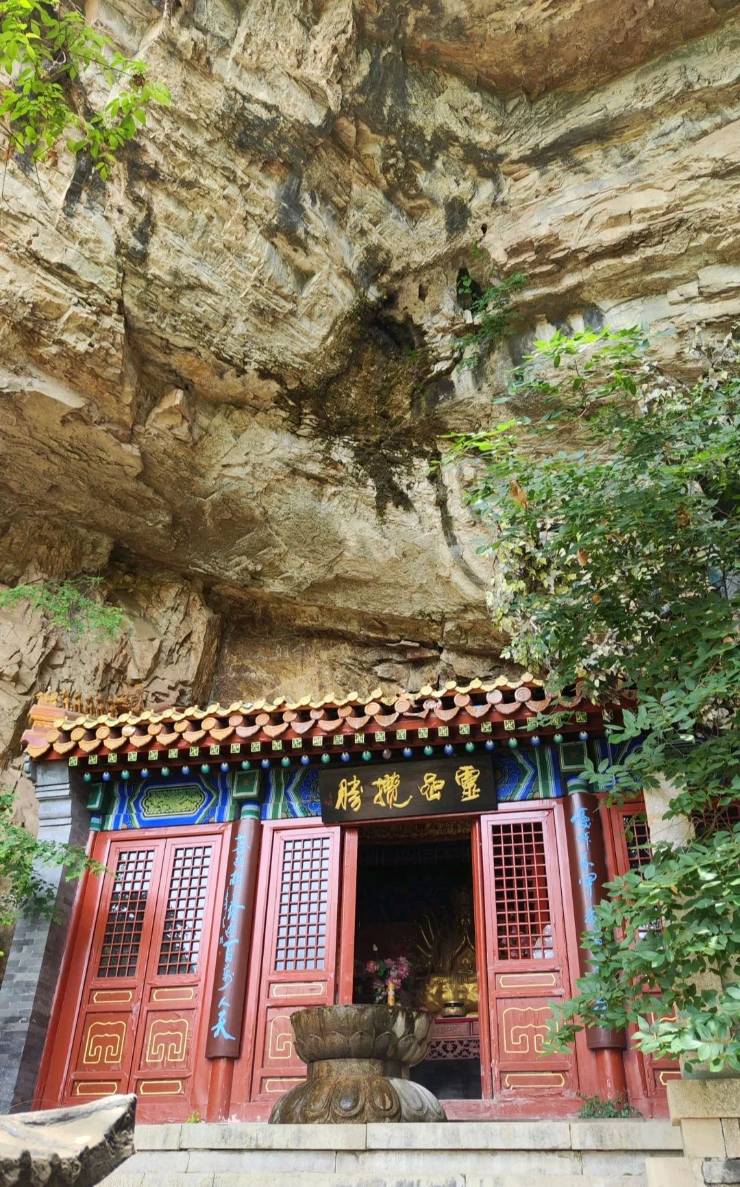 滴水岩天泉寺,远离都市藏于山野,一座重建在峭壁上的庙宇
