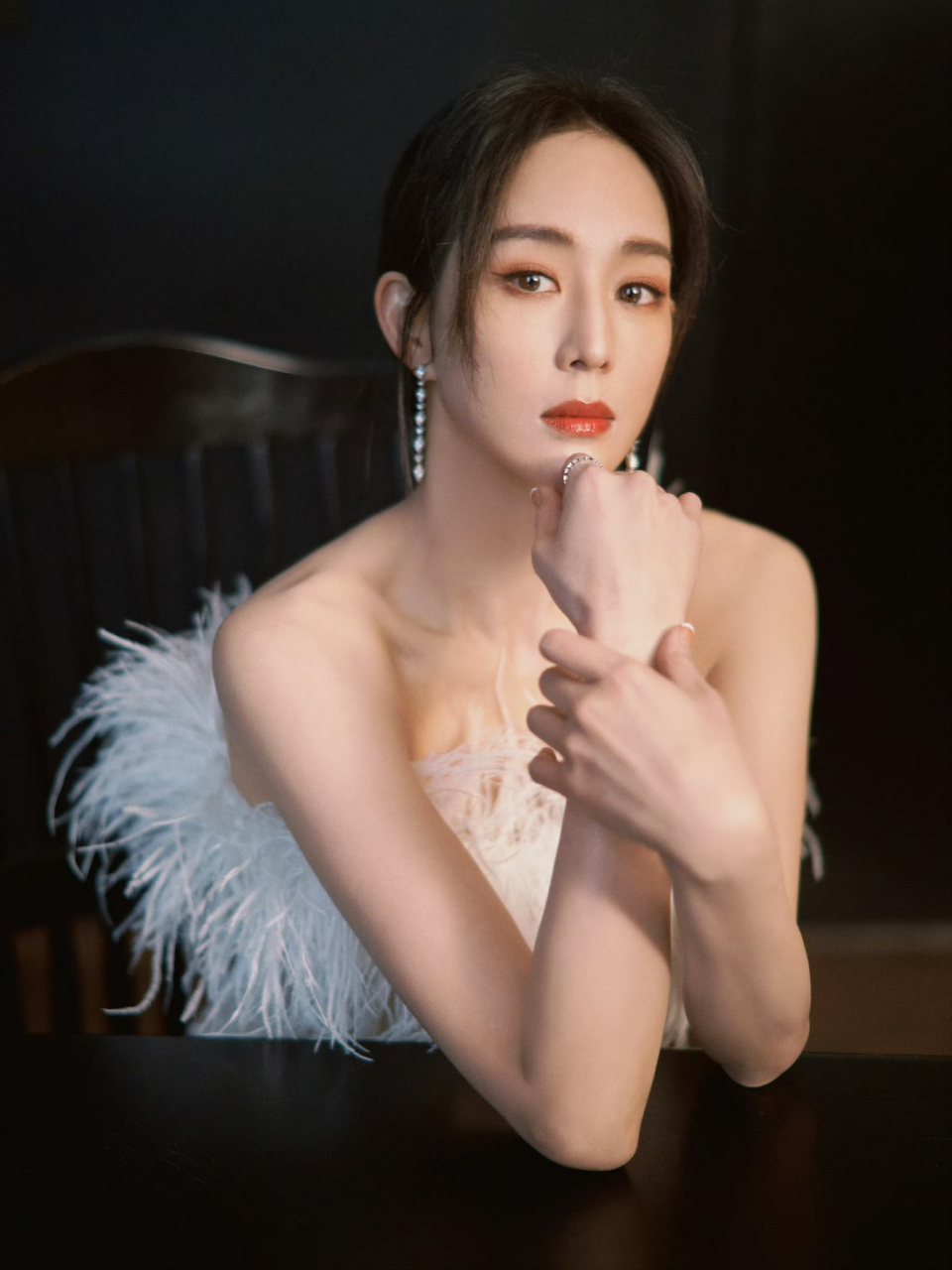 张钧甯,白色抹胸长礼裙,白色高跟鞋尤显好身材!