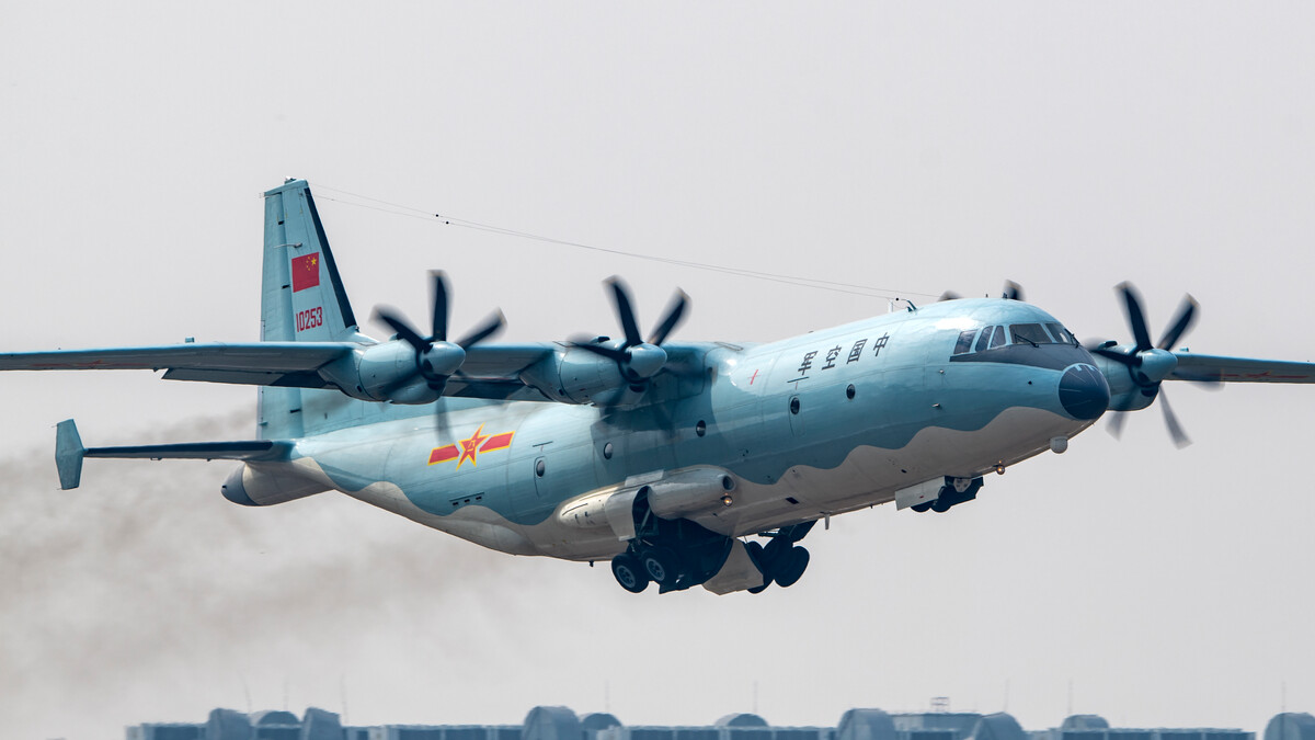 美军出动了ea—18g"咆哮者"电战机和rc—135战侦机;中国派出运一9"