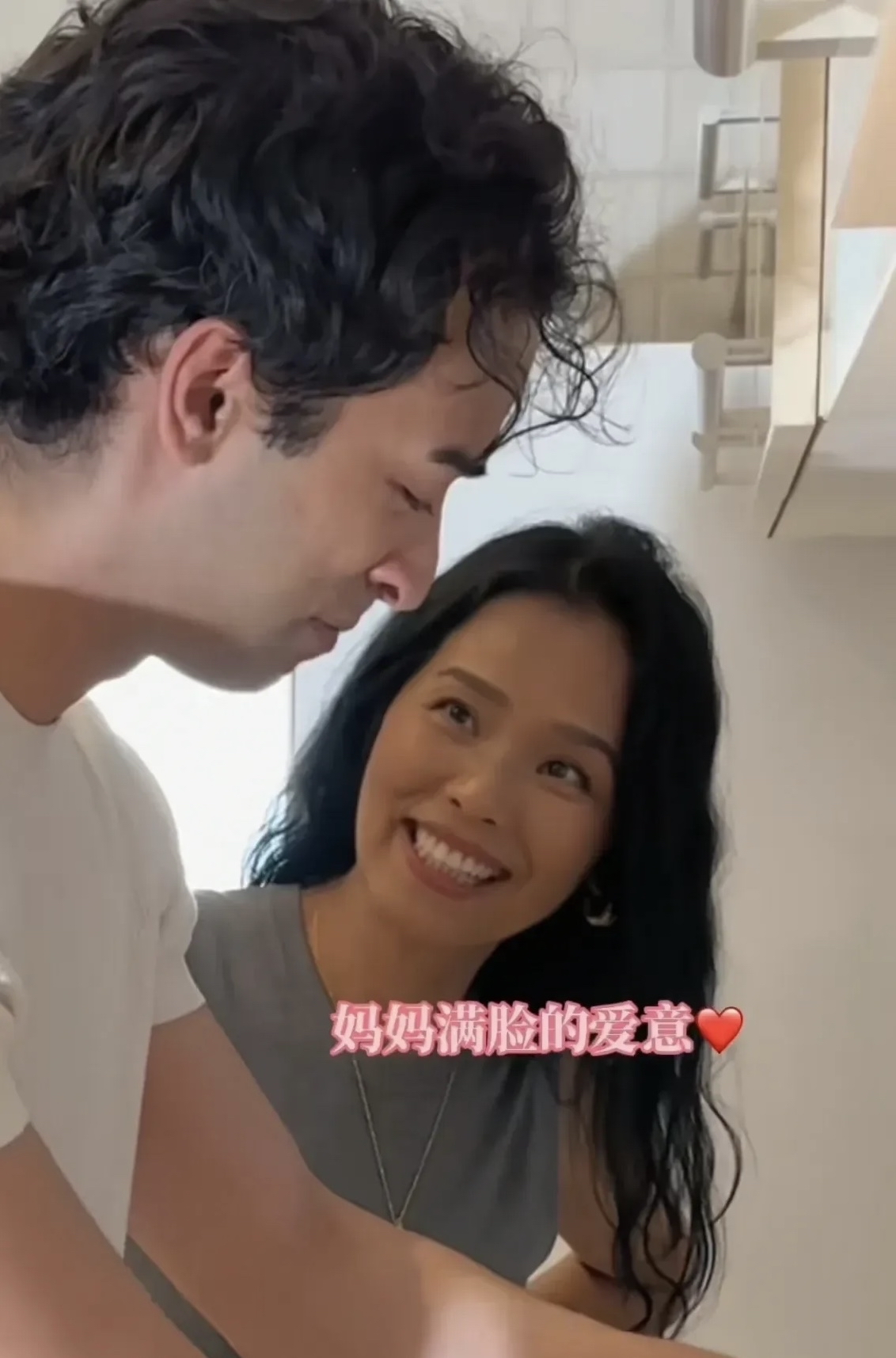 7月7日歌手韦唯罕见更新动态她大方晒出了和儿子韦紫明的同框合影