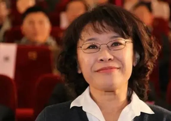 张海迪是个谜,从80年代至今,30多年过去快70岁,为什么一直还能活到