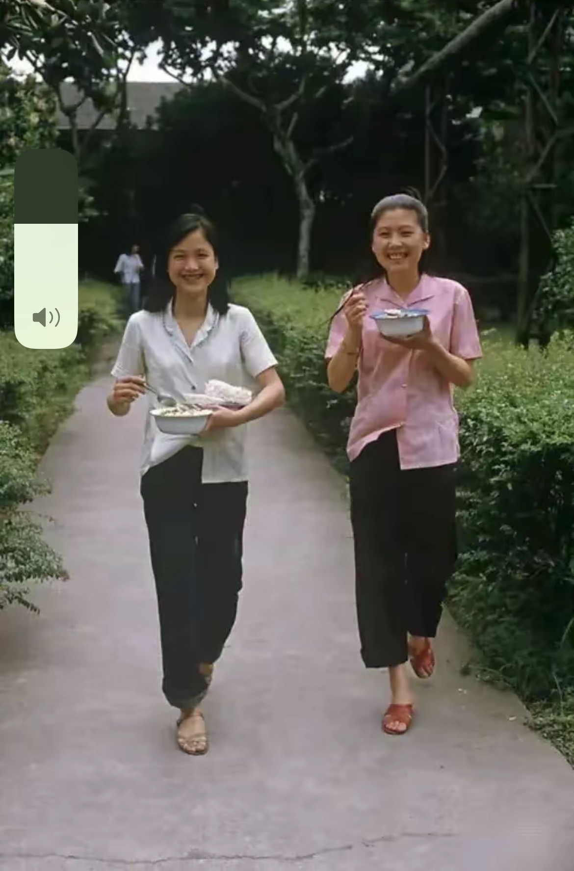 有点搞不懂,80年代厂里的女工,穿着五六块钱的的确良衣服,吃着几毛钱