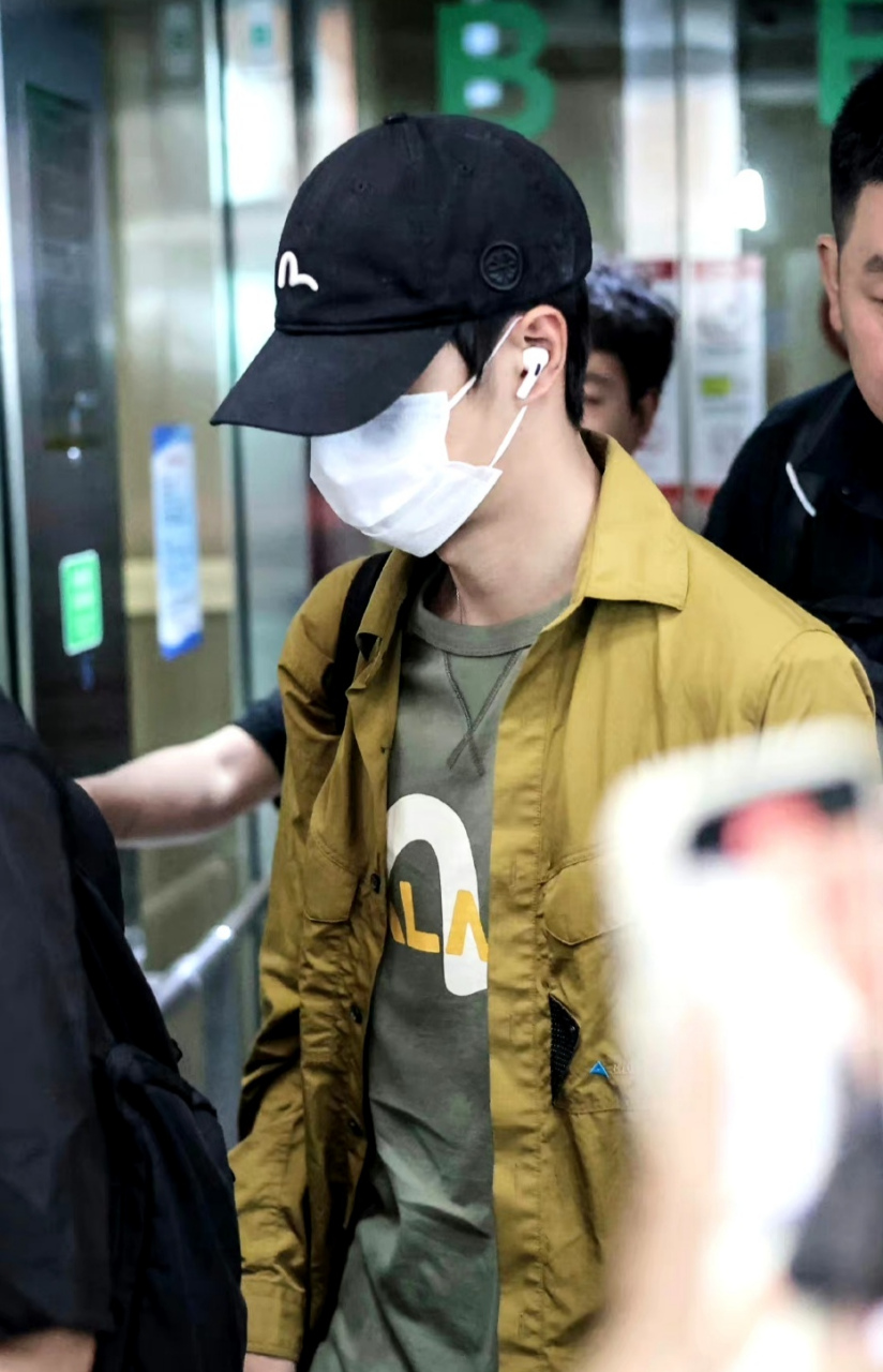 今天又飞往东京了,几天没见我都想念小宝了#王一博