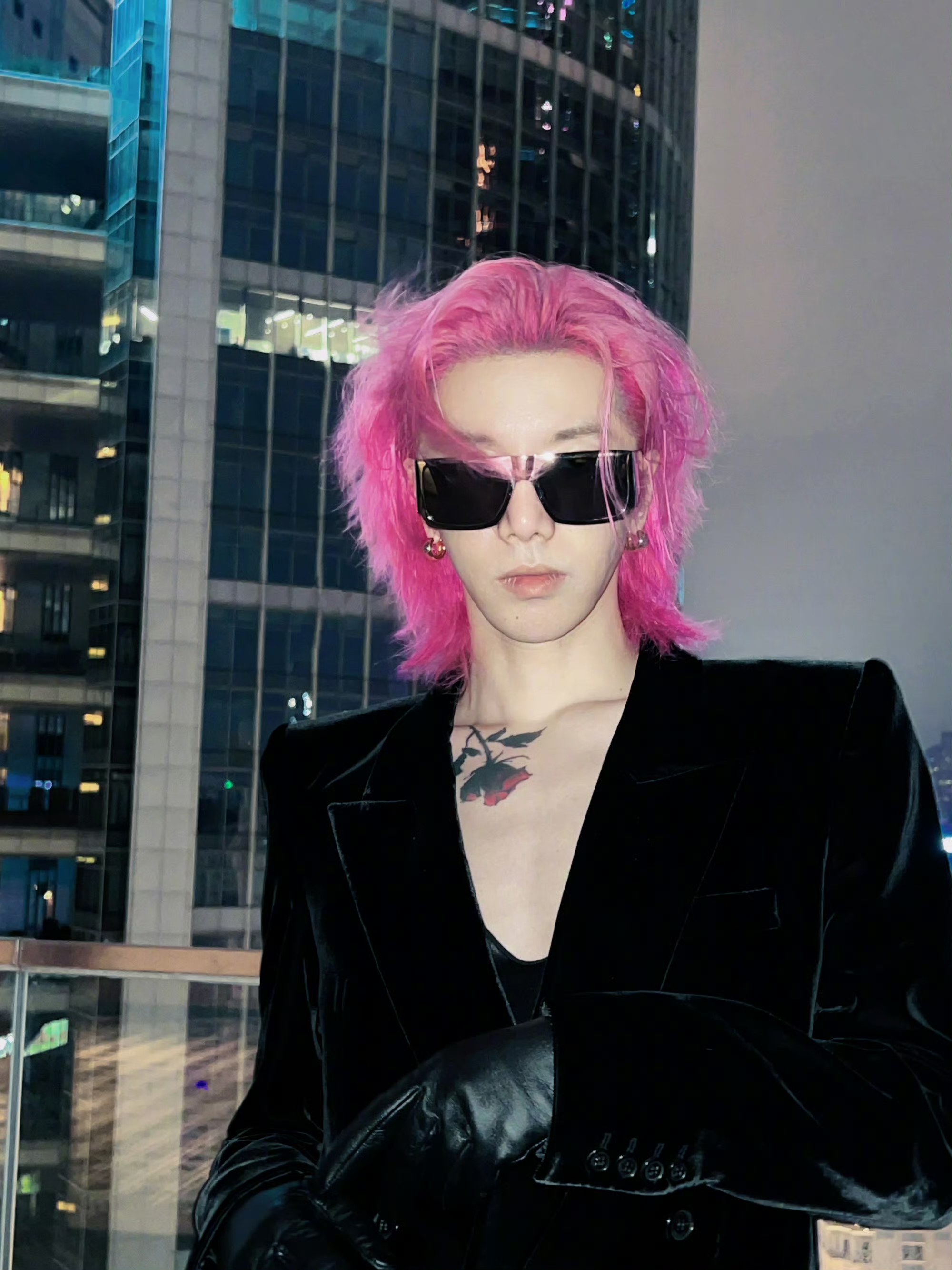 华晨宇的粉色头发好散骚啊!