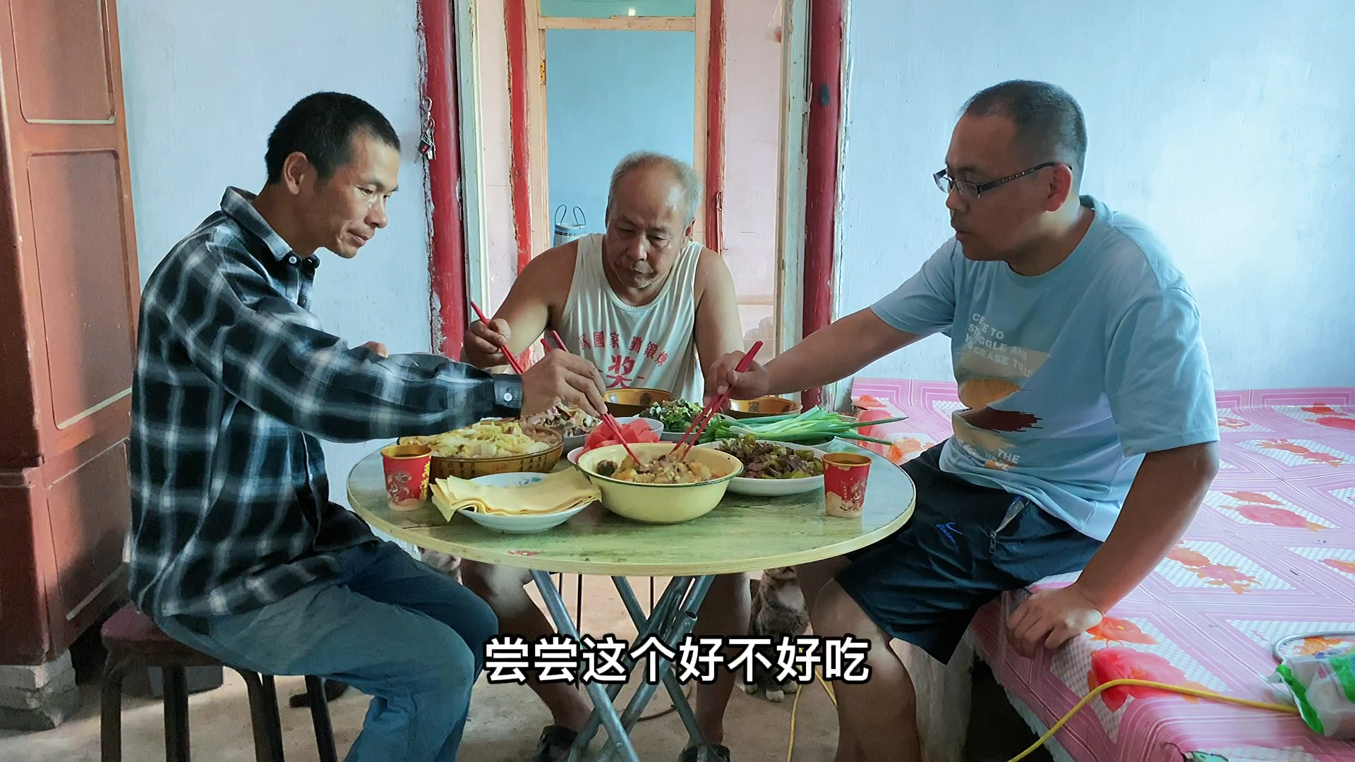 锅台垒起来了，老汉父子整上一大桌菜犒劳摄影师，看看吃的啥饭
