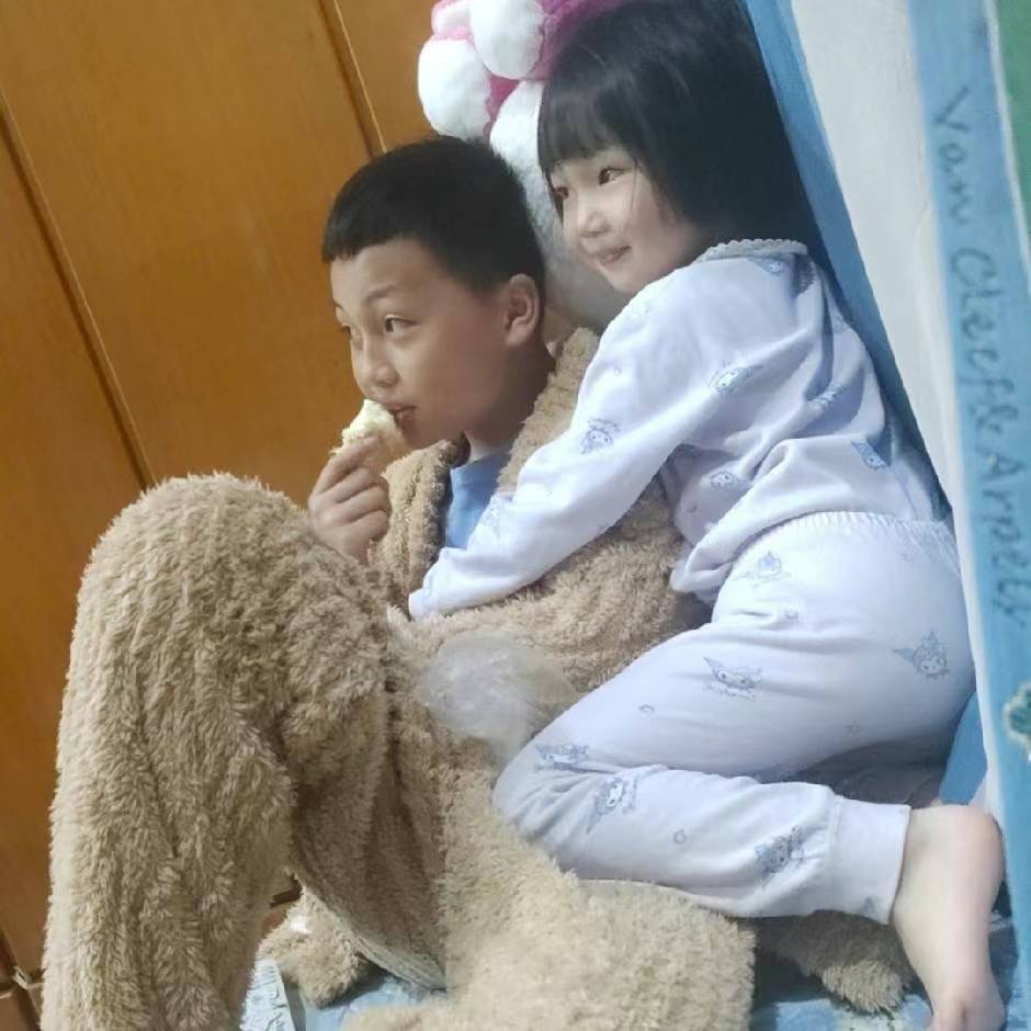 相亲相爱的二兄妹