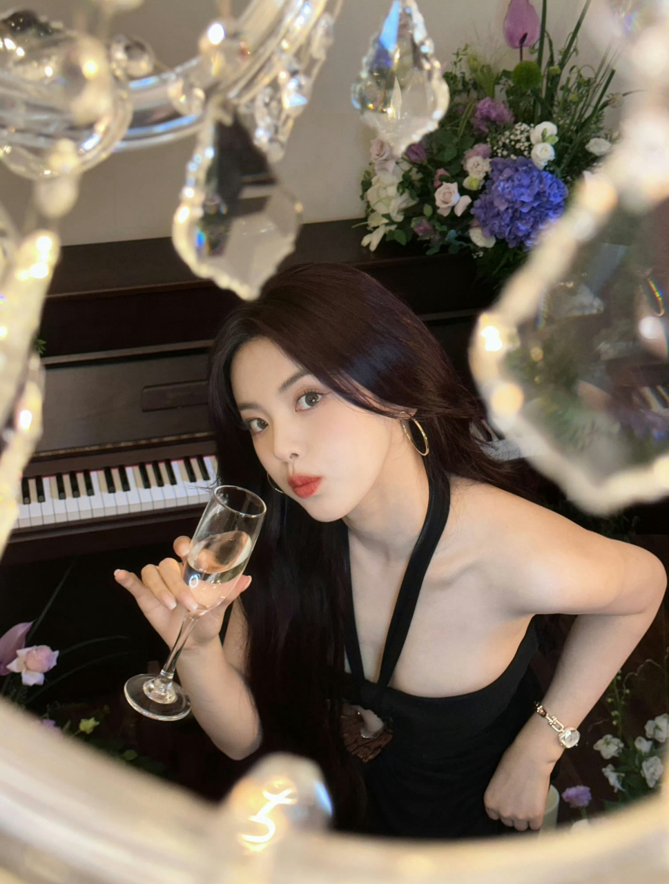 杨超越,黑色挂脖吊带裙,镂空设计,性感十足!