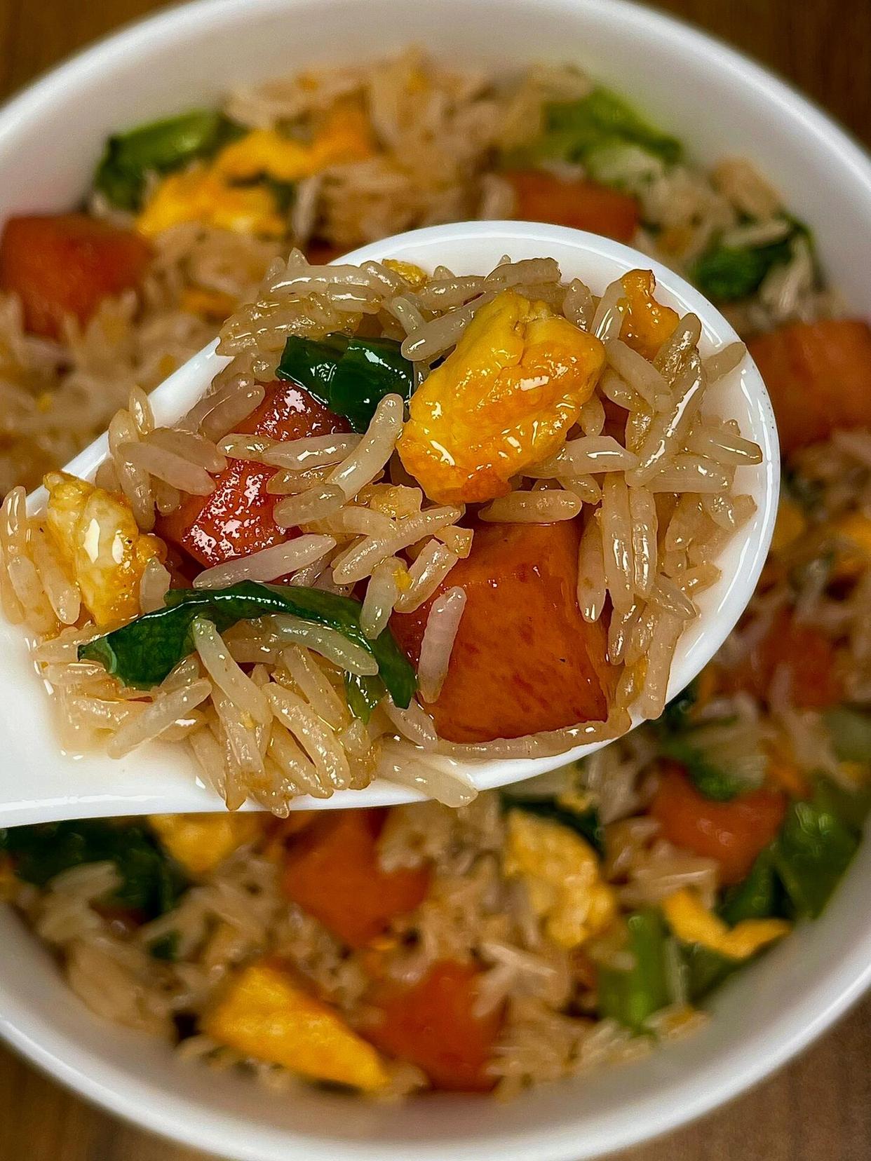 香味扑鼻的家常蛋炒饭,十分钟就能搞定的营养健康饭菜