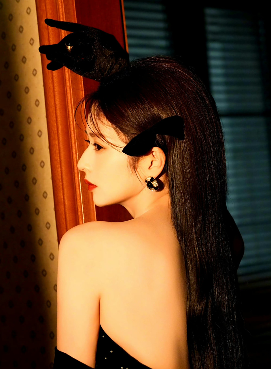 颖儿,黑色抹胸黄裙,性感迷人!