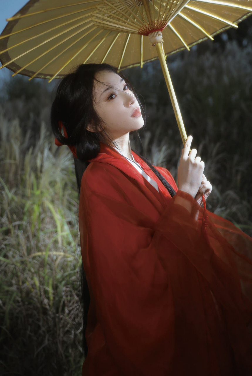 刘令姿,一袭古装红裙,折扇油纸伞,真美!