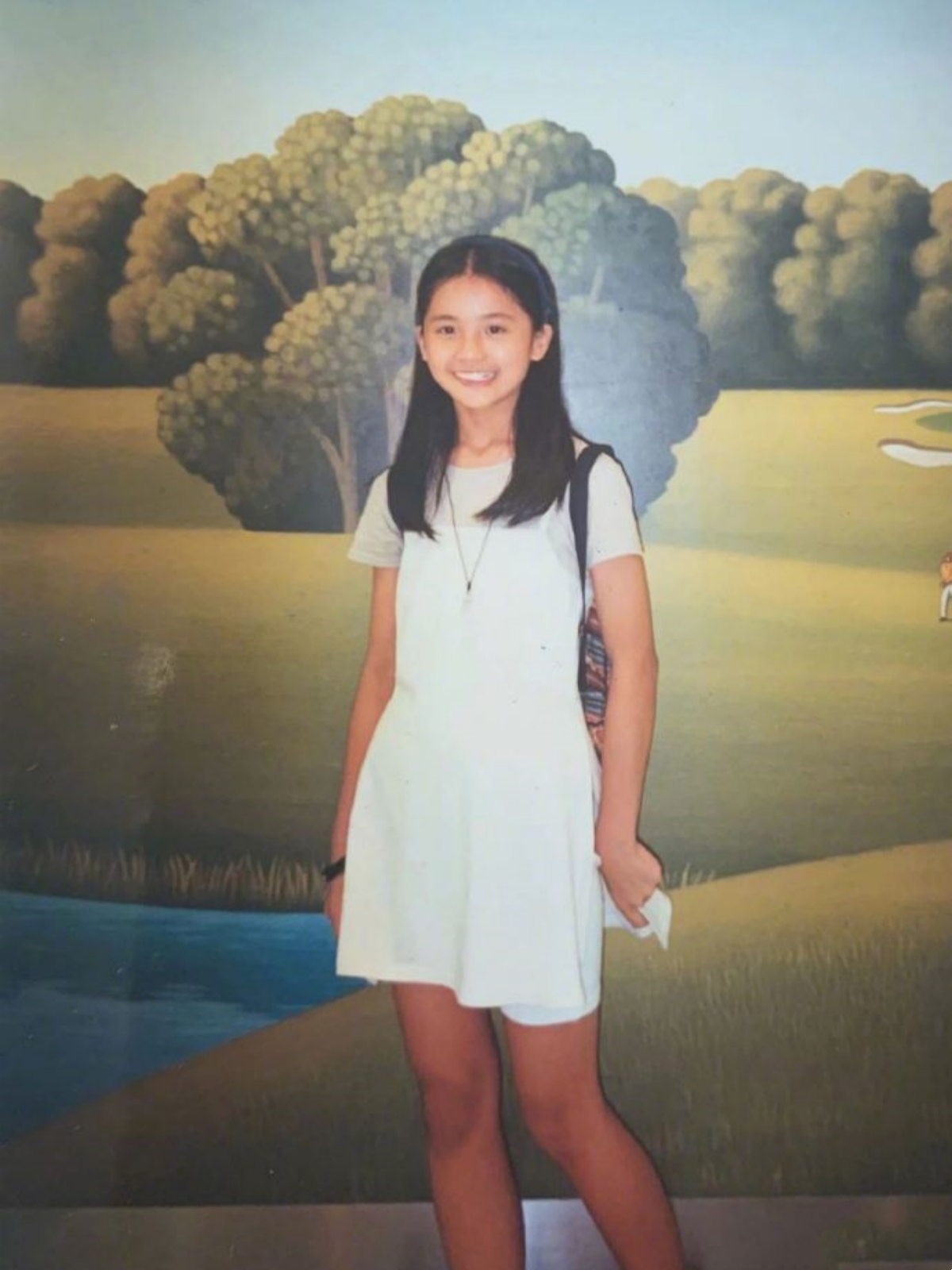 蔡卓妍从小便是美人胚子,12岁时父母便离异.