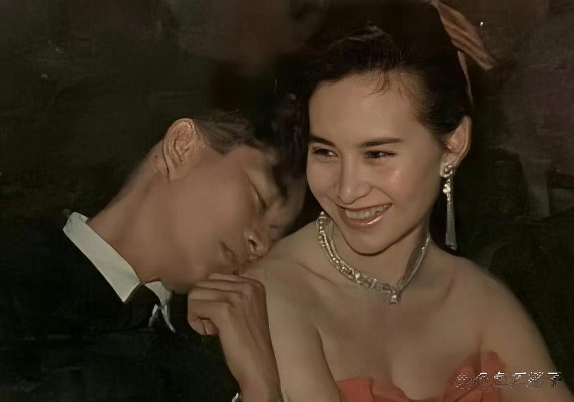 陈百强生日那天,酒过三巡后依偎在何超琼肩上,她笑得像个开心的孩子