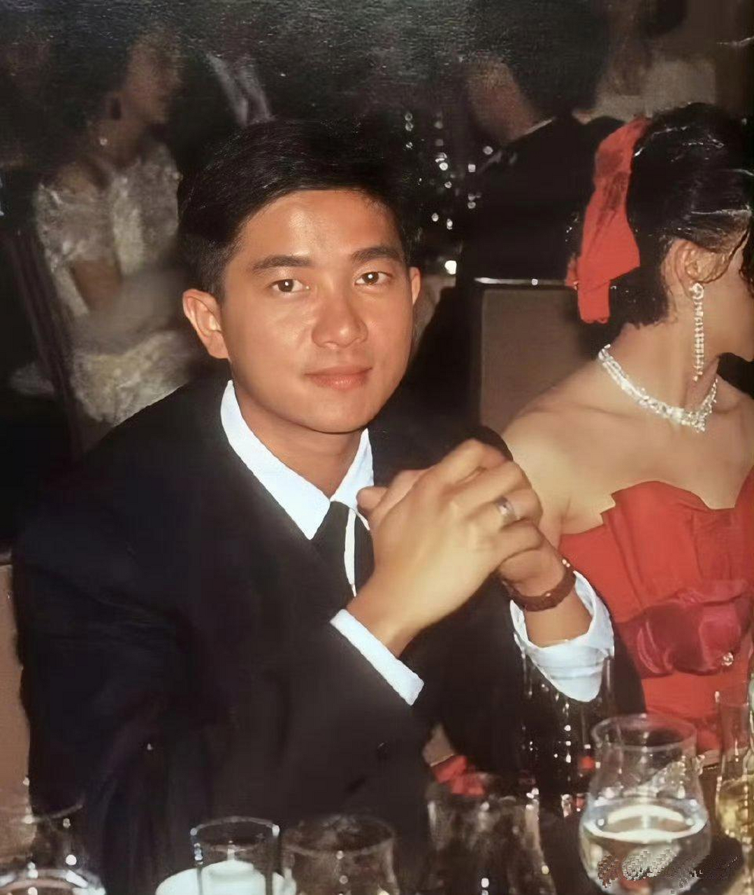 陈百强生日那天,酒过三巡后依偎在何超琼肩上,她笑得像个开心的孩子