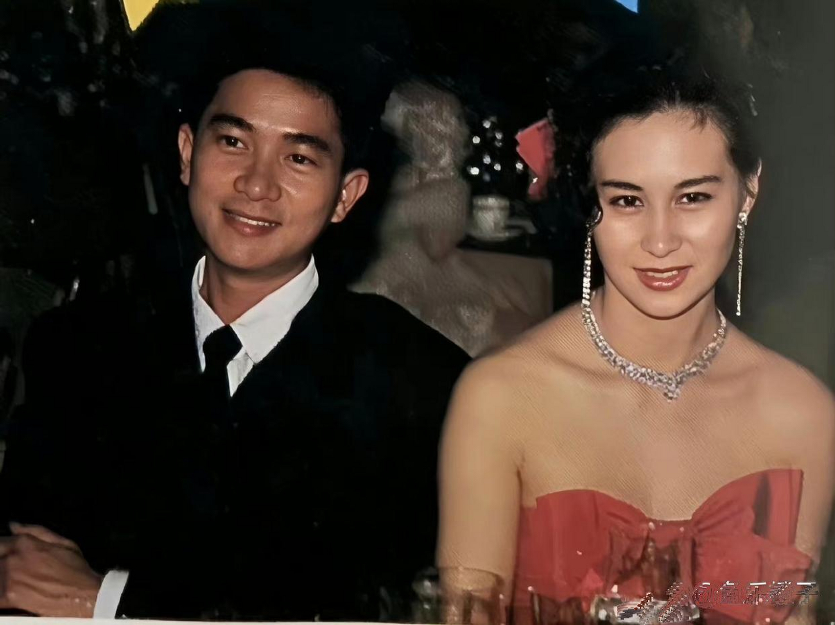 陈百强生日那天,酒过三巡后依偎在何超琼肩上,她笑得像个开心的孩子