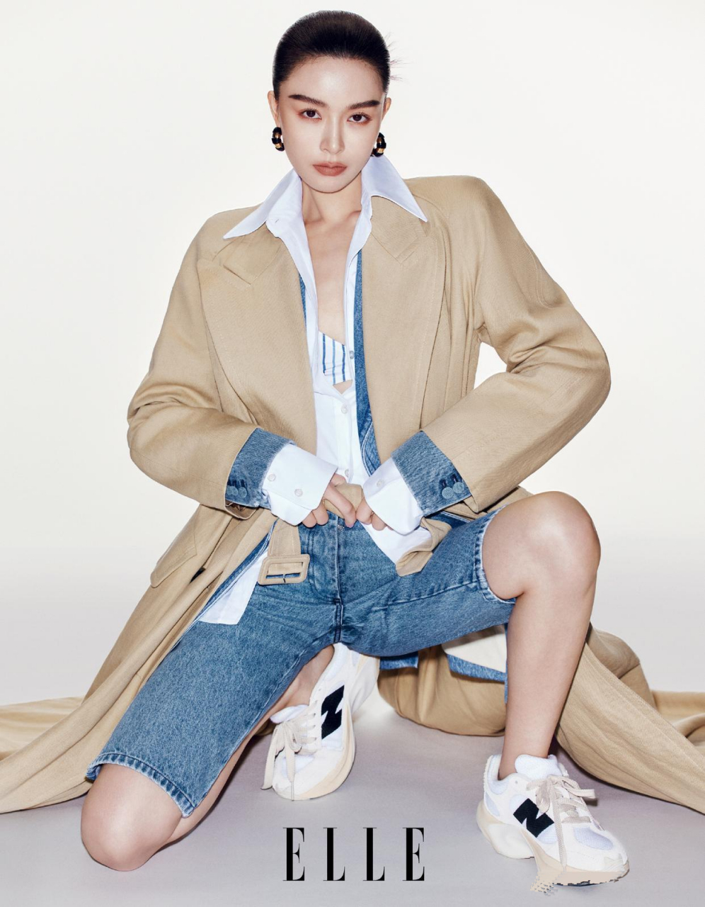 文咏珊最新的杂志封面照,她穿了一套牛仔装,外面搭了件西装外套既简约