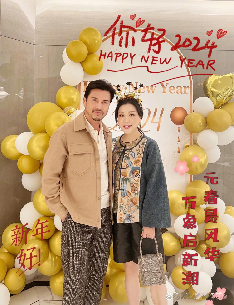 吕良伟和第二任妻子晒出新年合照,岁月没在他脸上留下痕迹依旧帅气逼